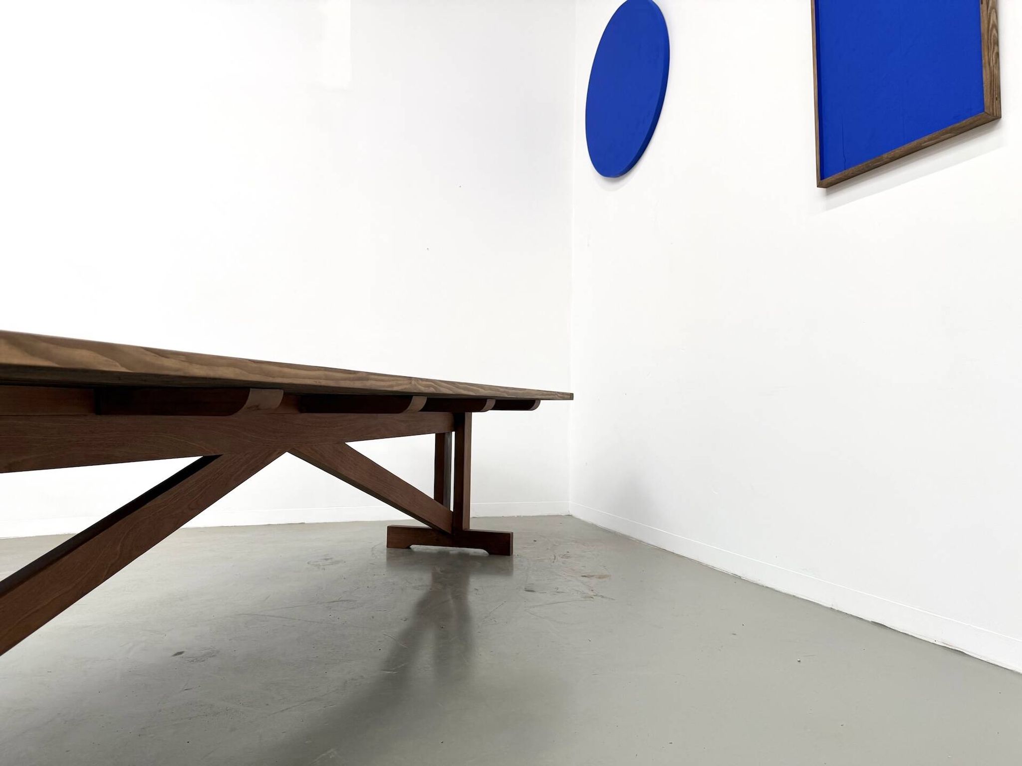 Refectory table in solid pine and beech, with X-shaped legs.
