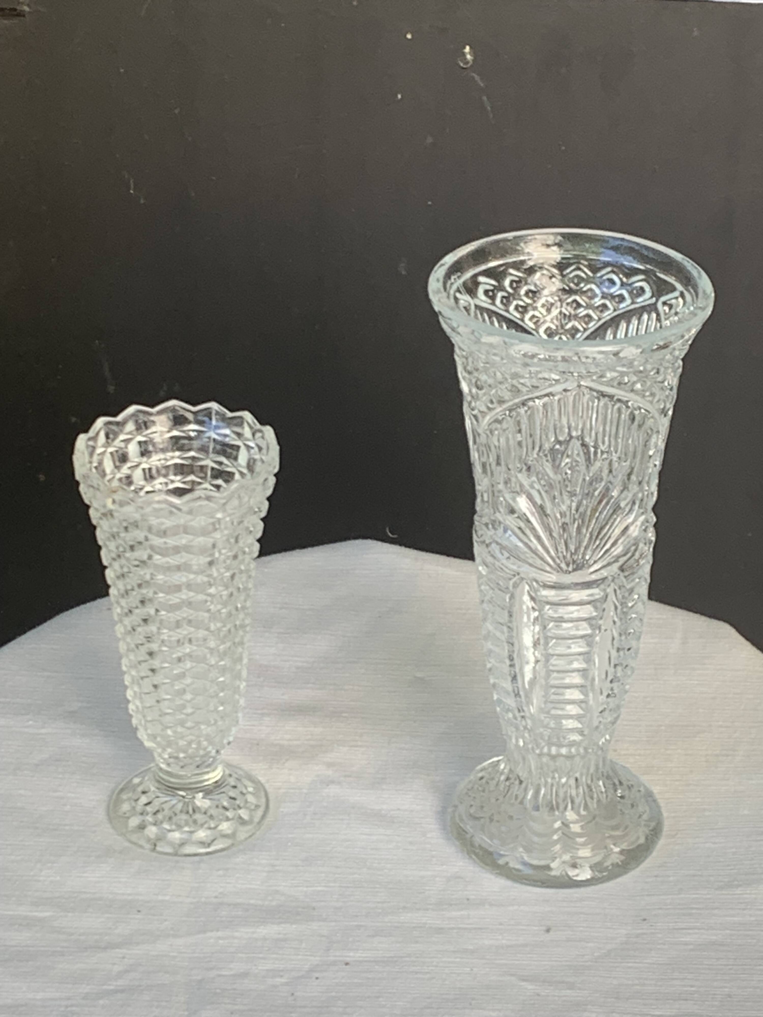 Lot de deux grands vases en verre transparent moule, sur pieds, vintage