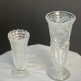 Lot de deux grands vases en verre transparent moule, sur pieds, vintage