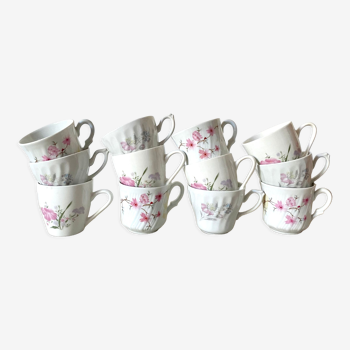 Tasses en porcelaine dépareillées
