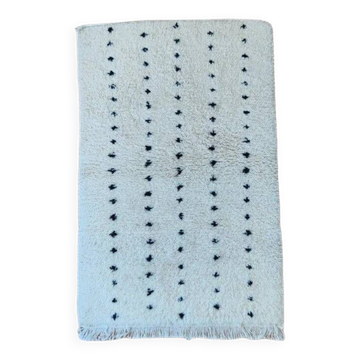 Berber rug with aligned black dots, 95x150 cm.