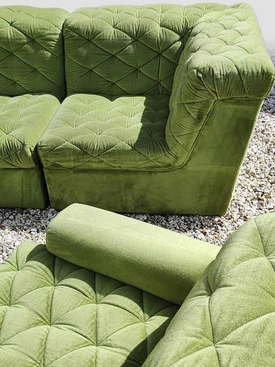 Canapé modulable en velours vert vintage Laauser