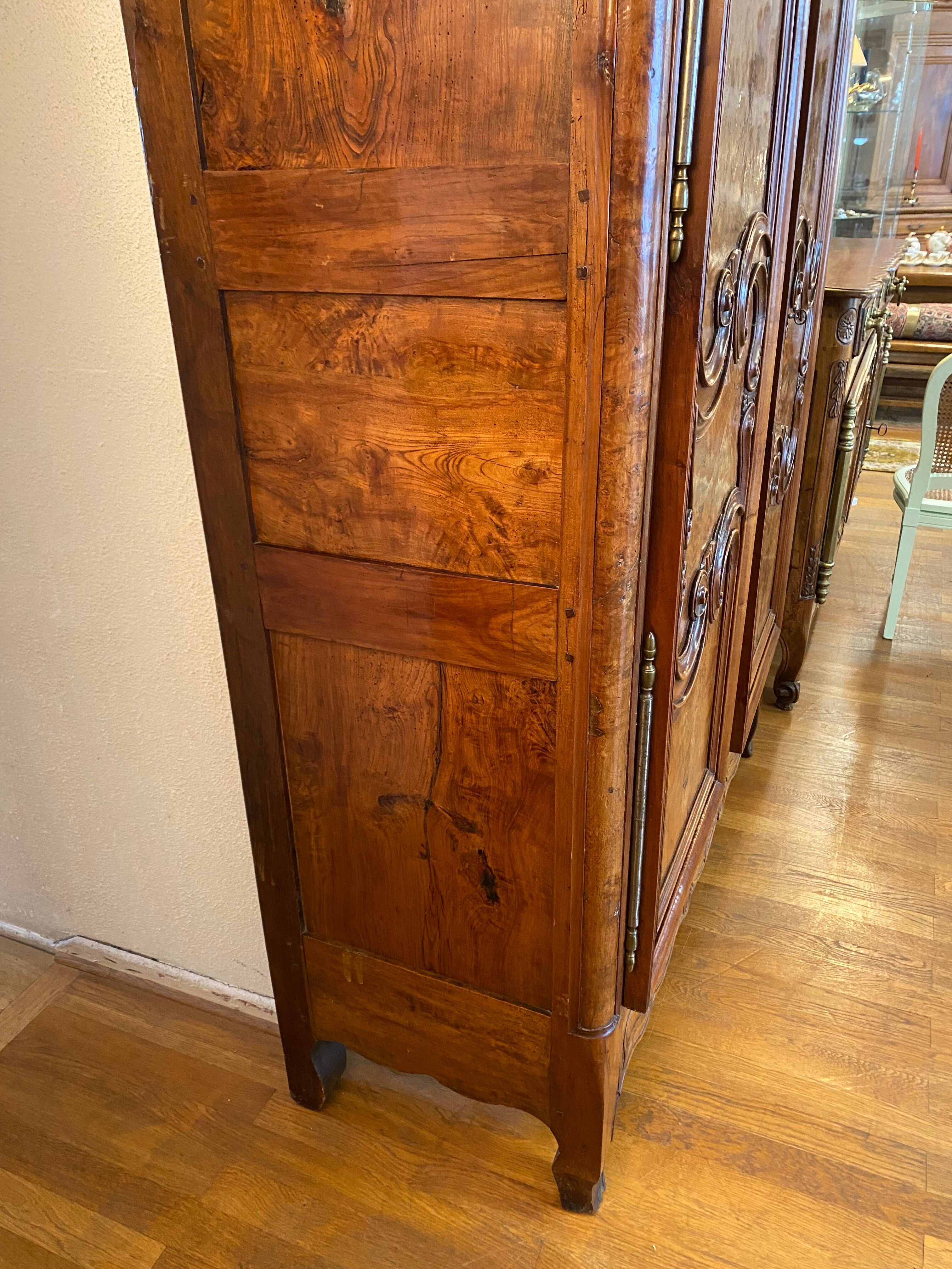 Bressane cabinet dated 1863, in walnut, ash and ash magnifying glass