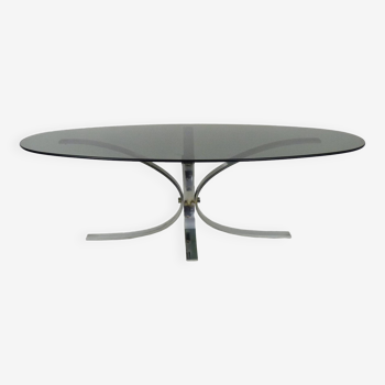 Table basse à plateaux ovale en verre fumé, pied en métal chromé. Années 70