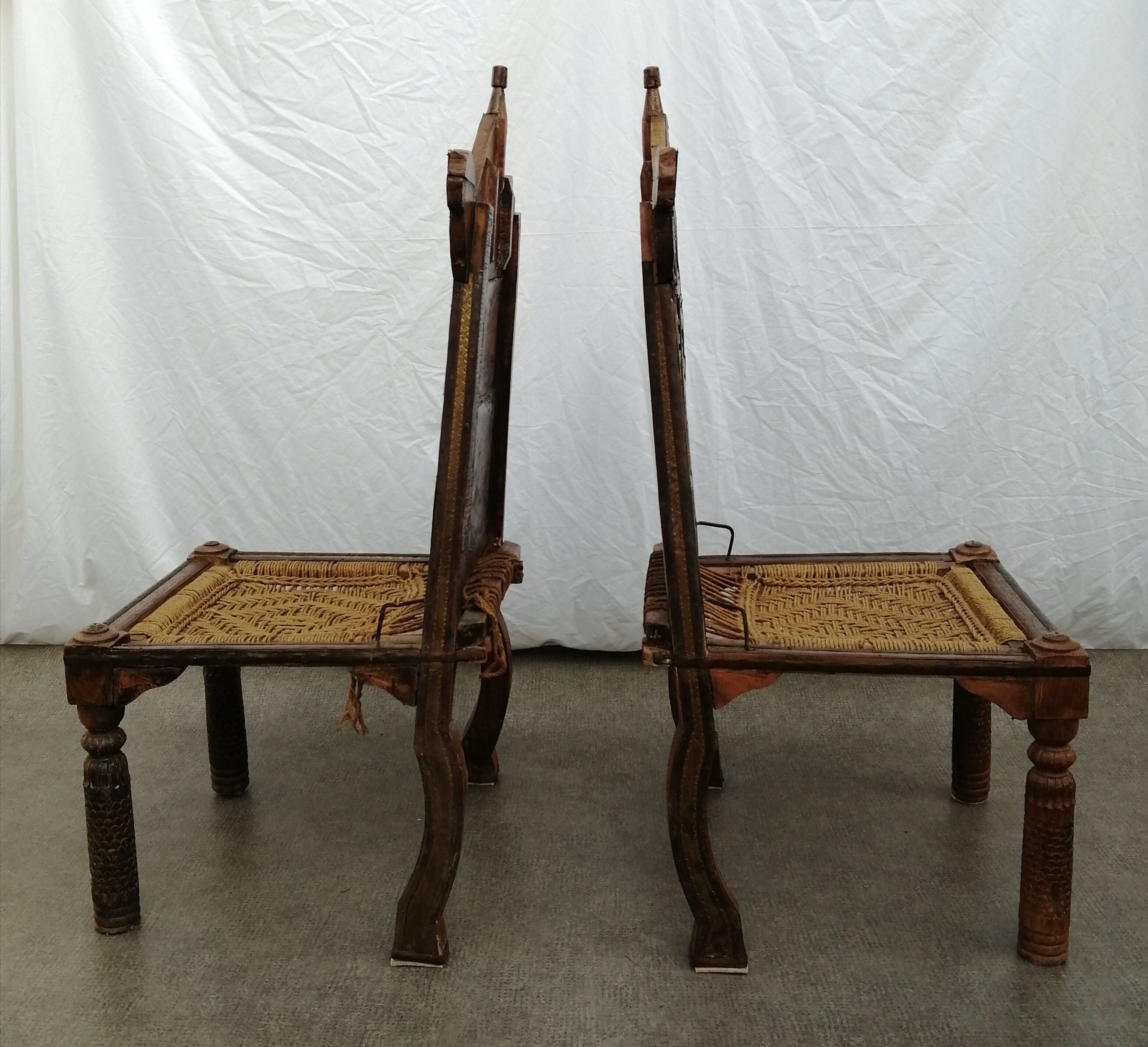 Paire de fauteuils à oreille du Rajasthan de 1920, en laiton, corde et  bois exotique massif