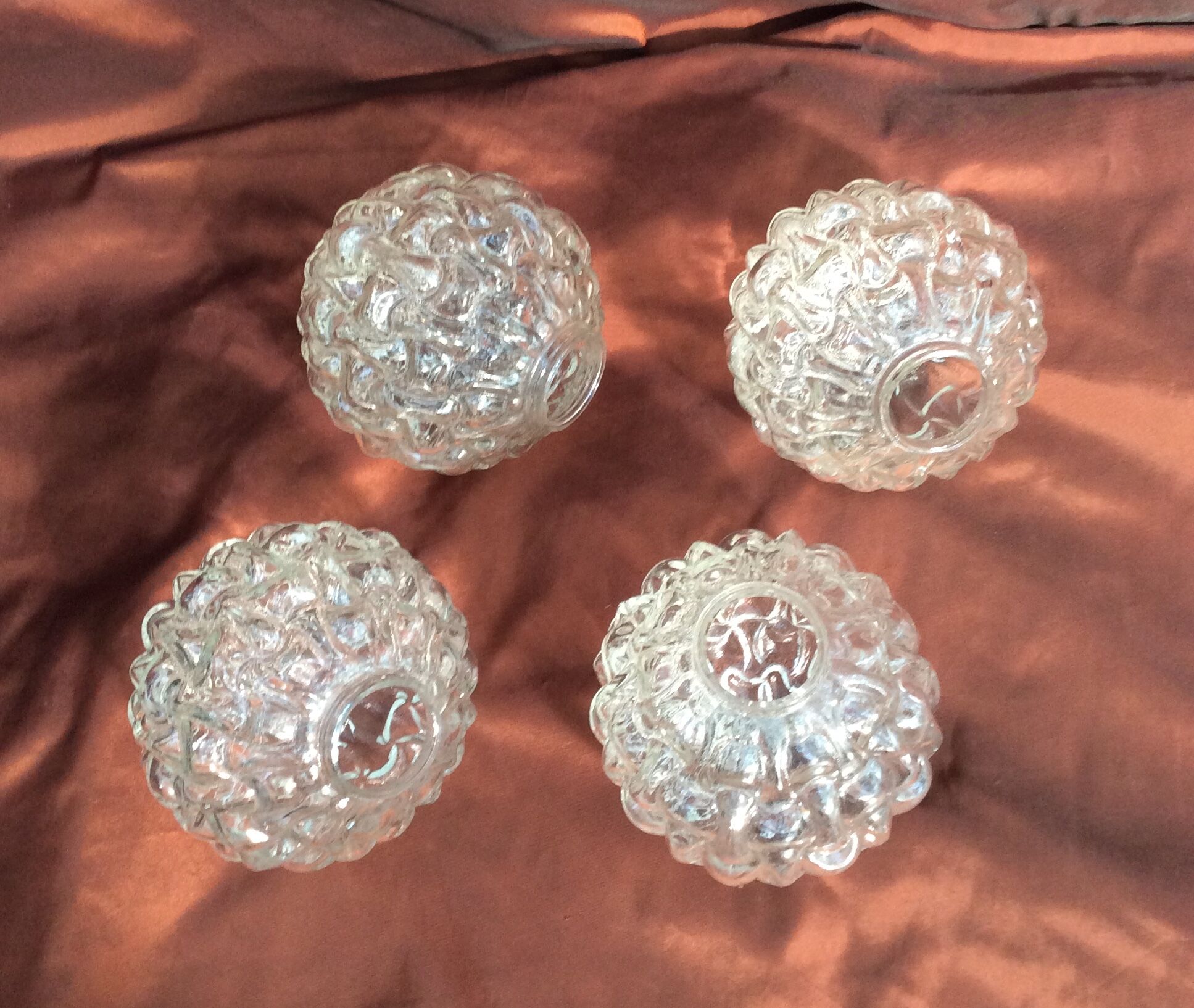 Lot 4 globe tulips in pressed glasses