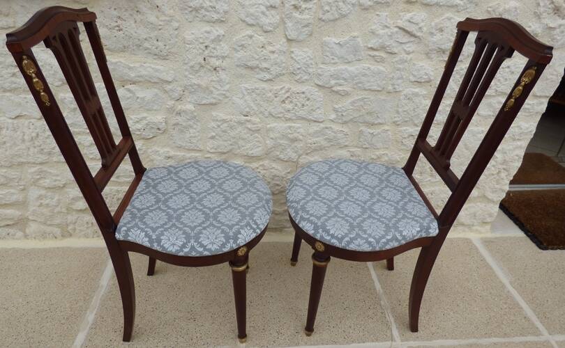 Paire de chaises de style classique en bois, laiton et tissu