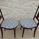 Paire de chaises de style classique en bois, laiton et tissu