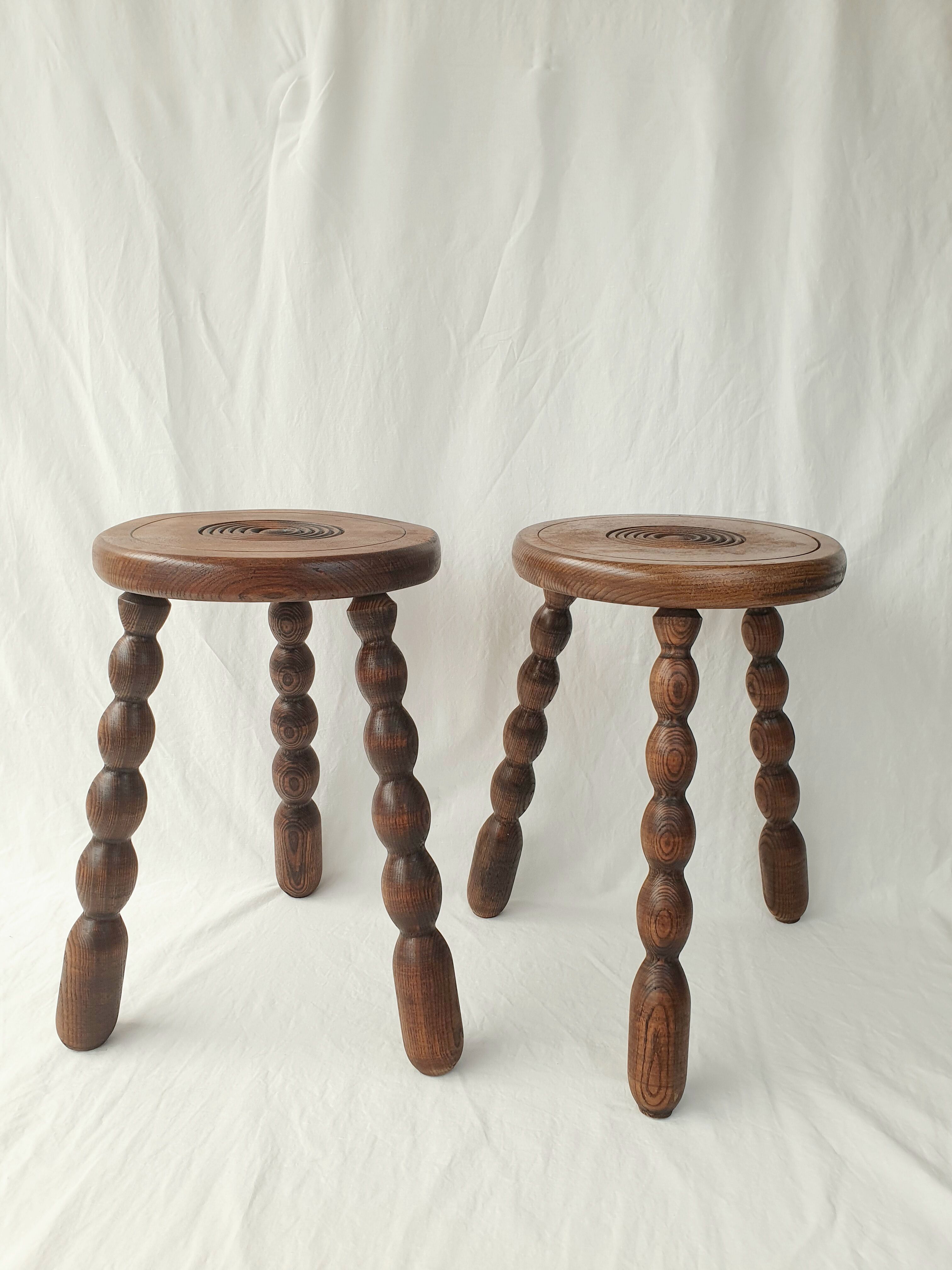 Paire de tabourets tripode en bois tourné