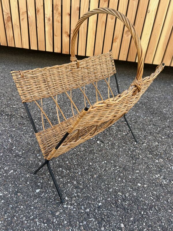 porte-revue en métal et rotin