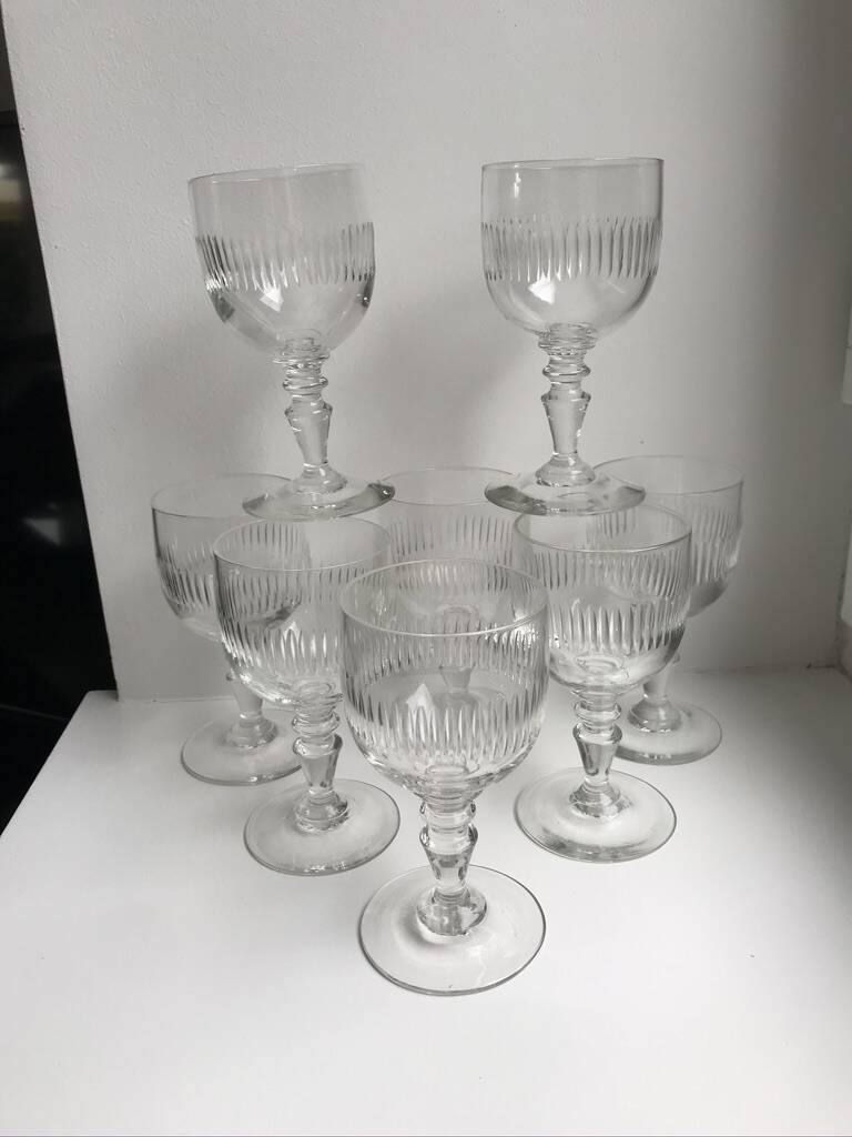 Ensemble de 8 verres à pied en verre moulé années 30 début XXème