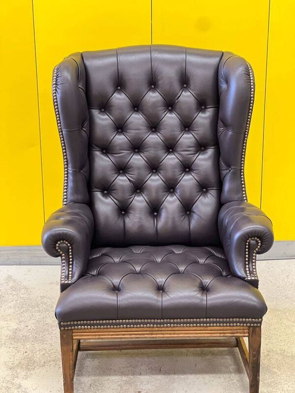Chaise à dossier à oreilles de style Chesterfield en cuir capitonné vintage (le prix est pour une chaise)