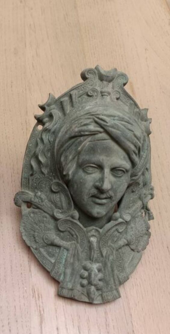 Billiard corner, bronze door knocker