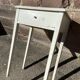 Table d'appoint en sapin vintage shabby chic