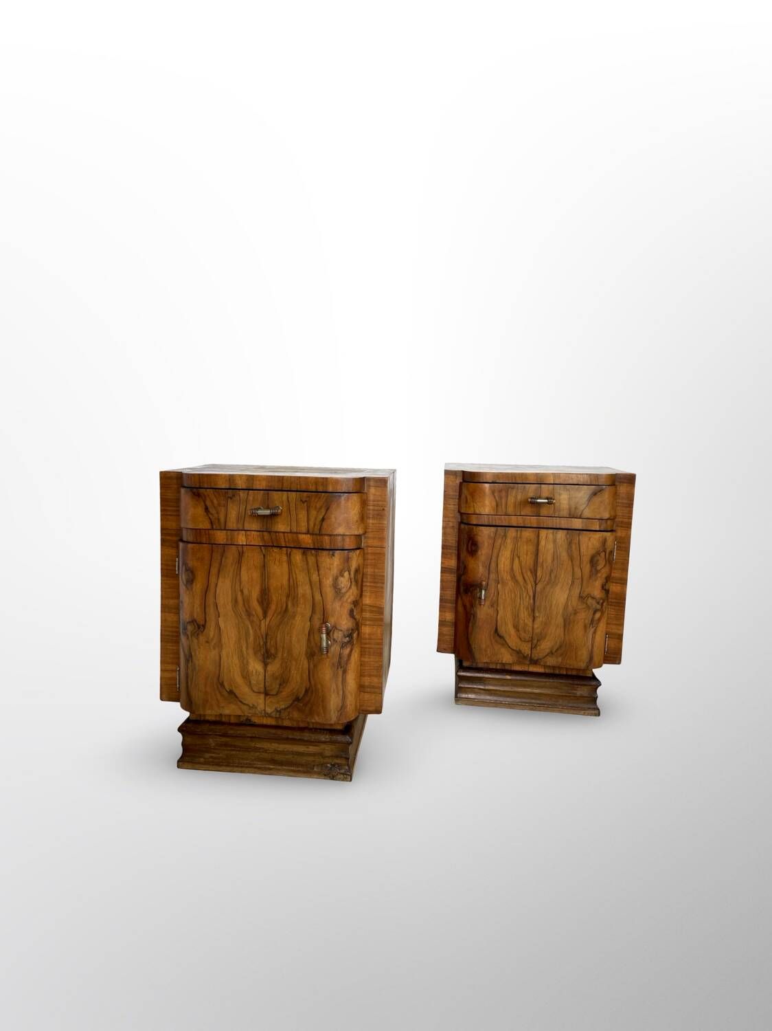 Tables de chevet Art déco italiennes en ronce de noyer, années 1930.