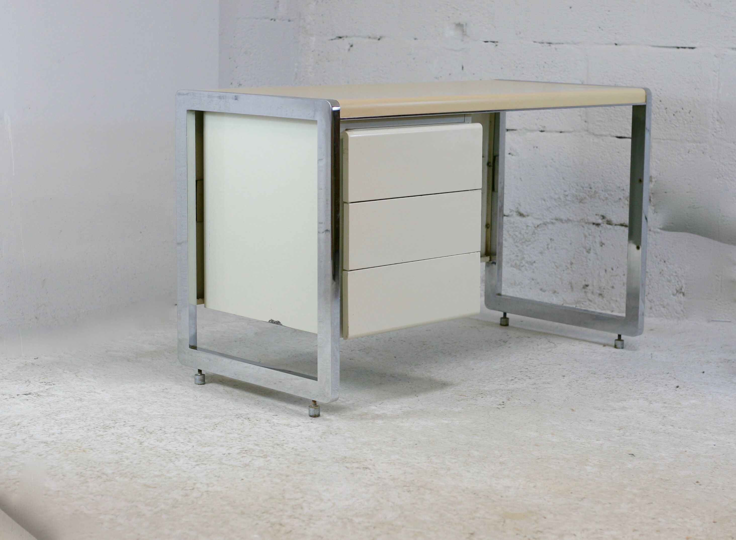 Bureau "space age". Acier laqué, acier chromé. France, circa 1970