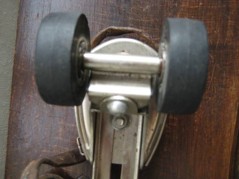 patins à roulettes 1945  sports  Une Paire soit  2 patins à roulettes acier