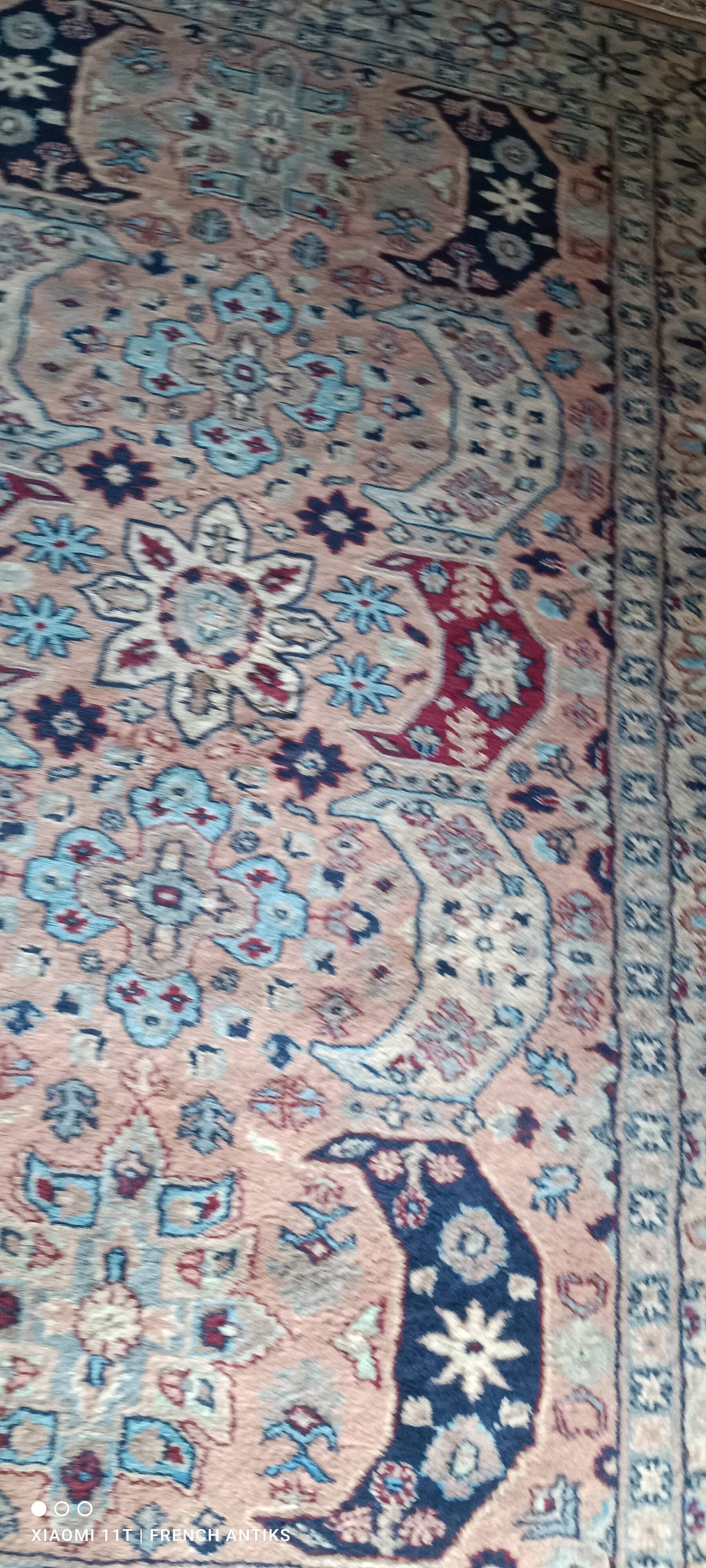 Vintage oriental rug from the 1980s. Handcrafted, handmade.