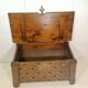 Coffre en bois sculpté de style gothique