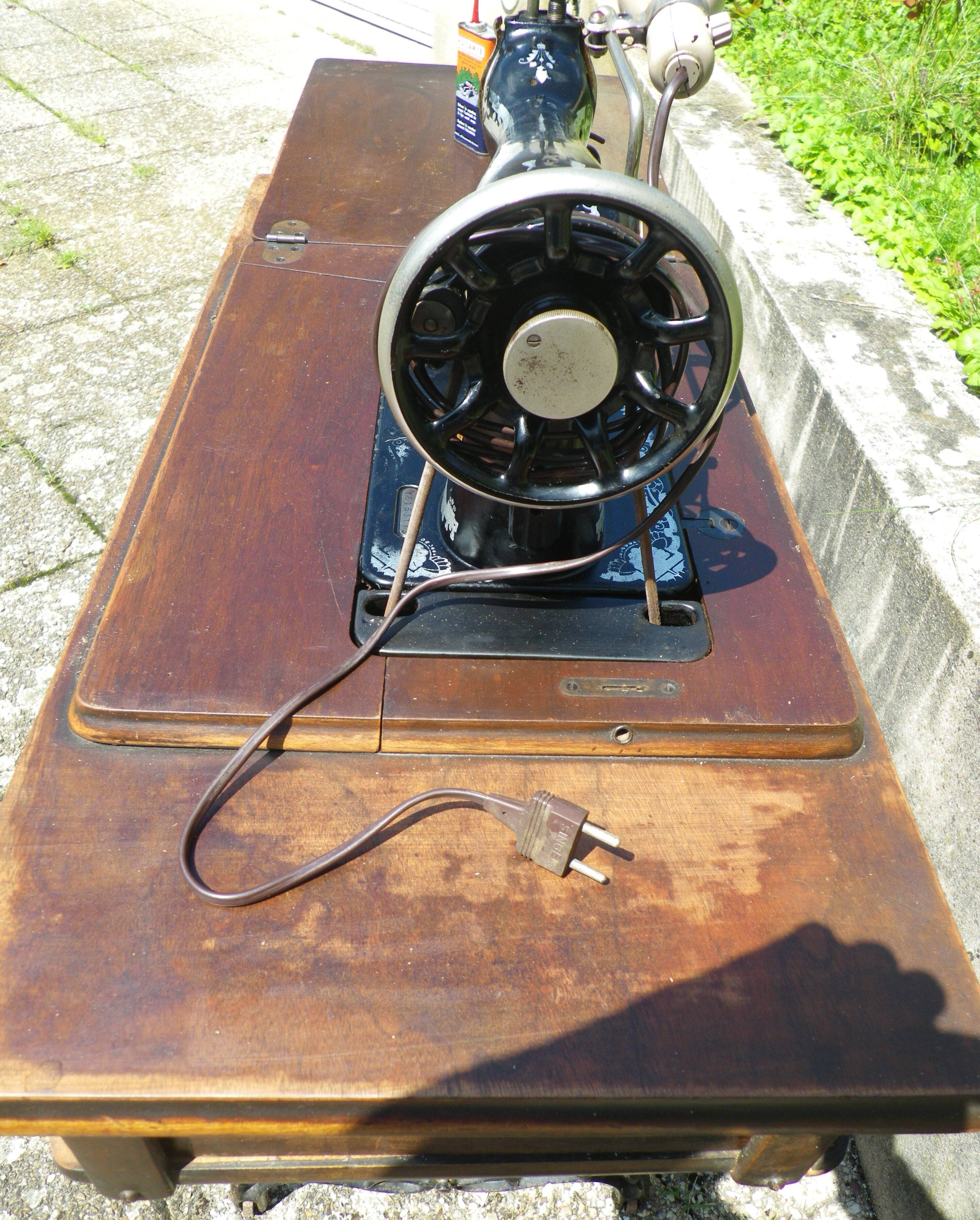 Singer sewing machine, 1928