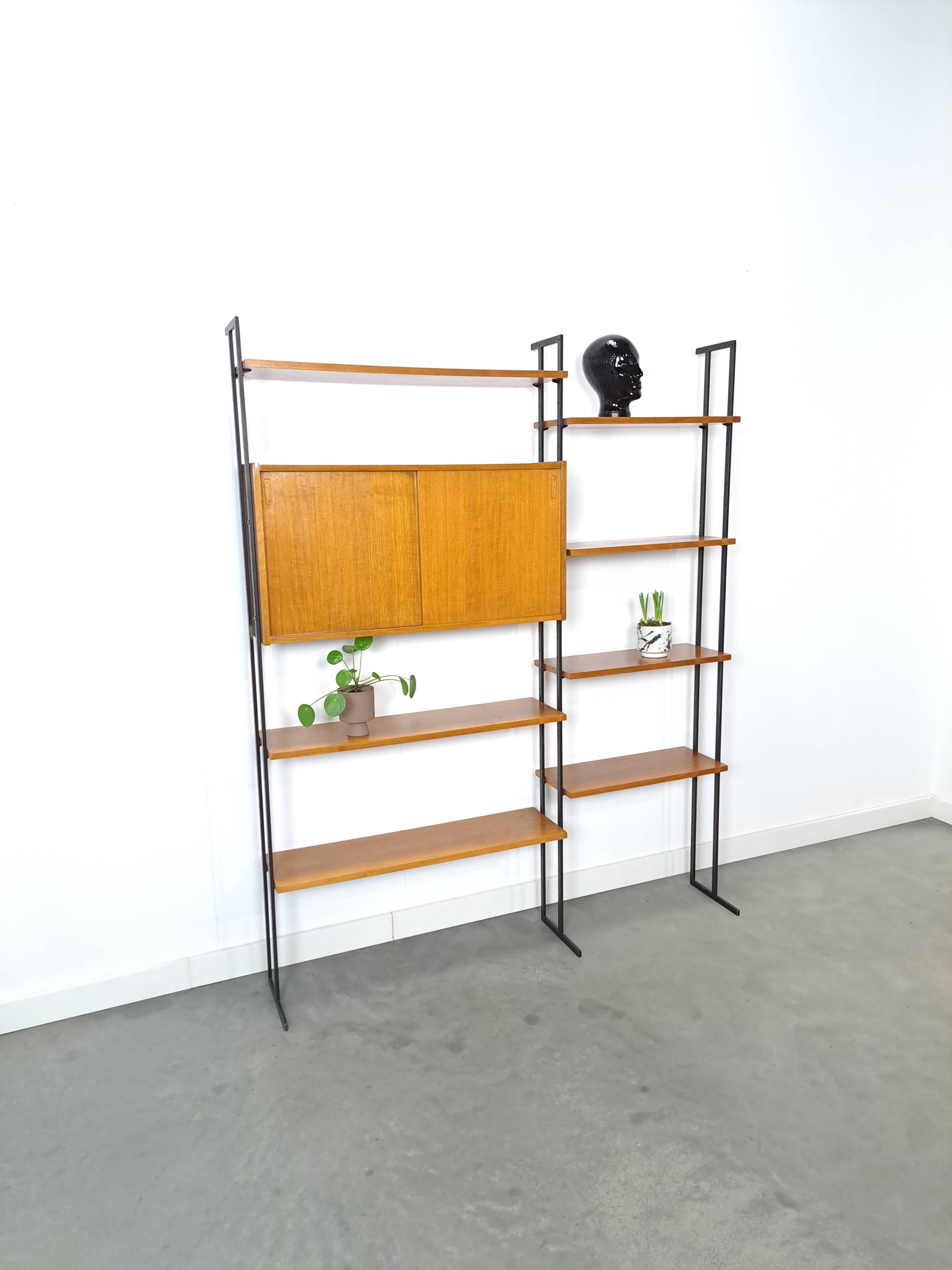 Modulair Omnia wandsysteem, Hilker, teak en zwart staal met legplanken