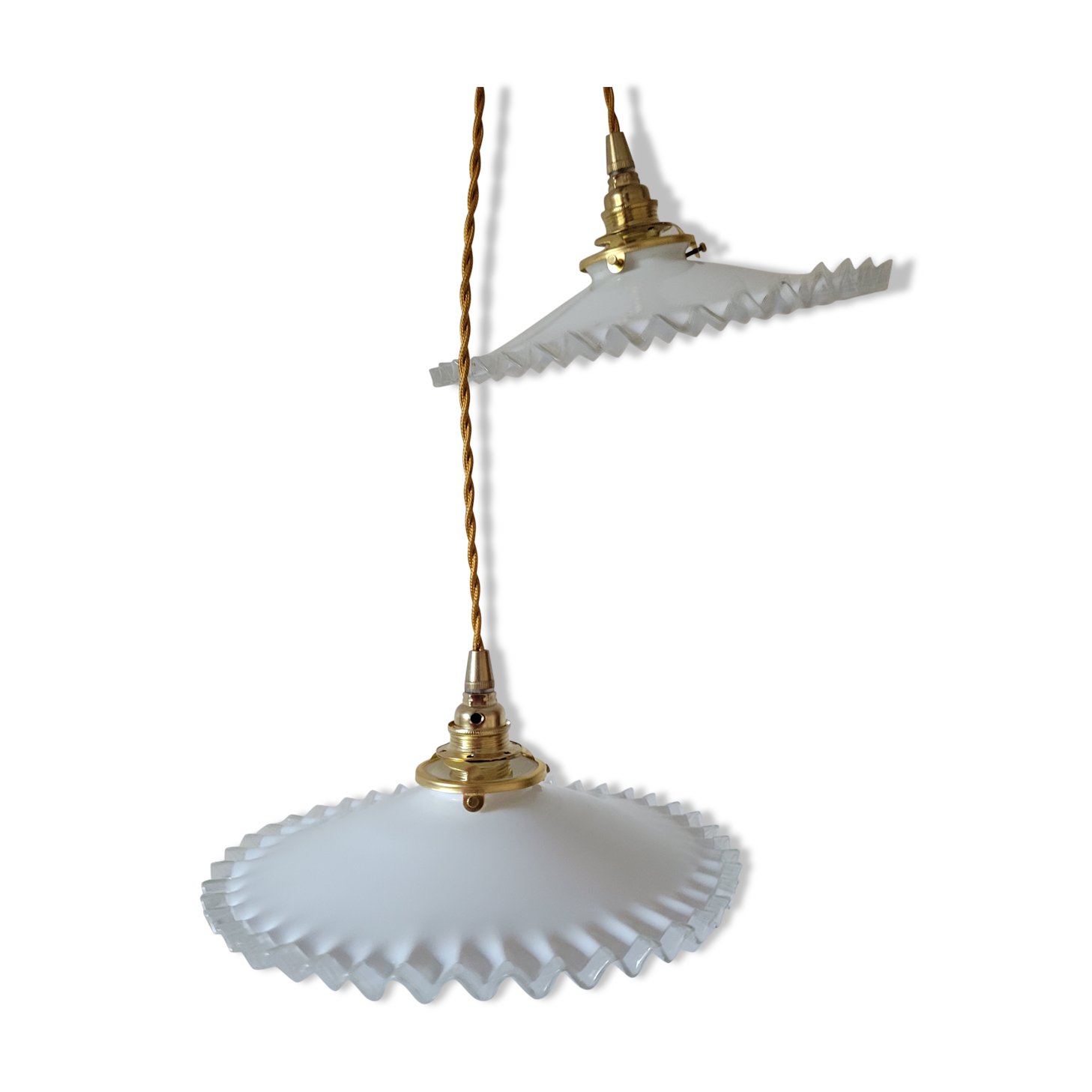 Duo de suspensions en opaline dentelée