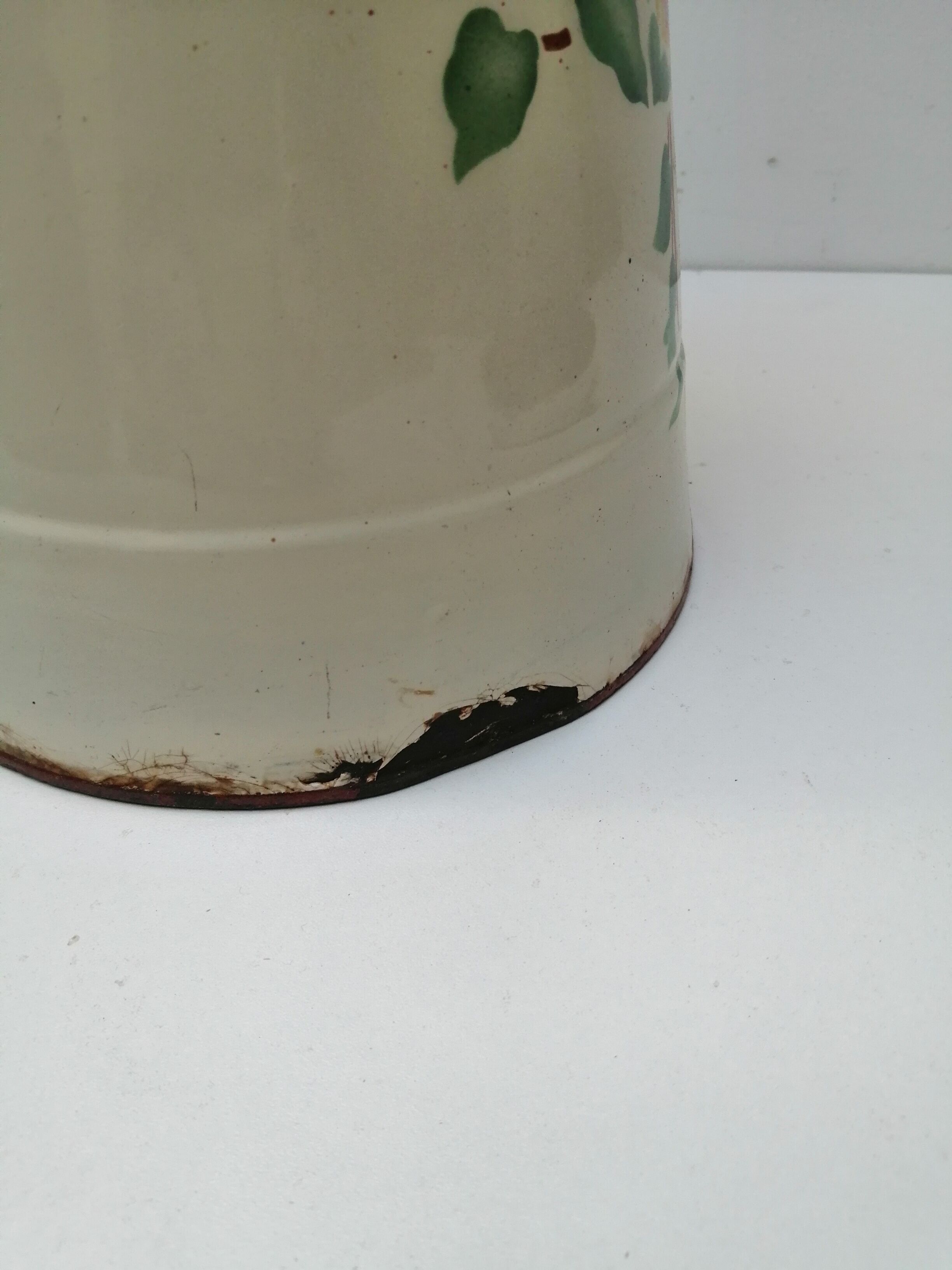 Broc enameled beige décor "flowers"