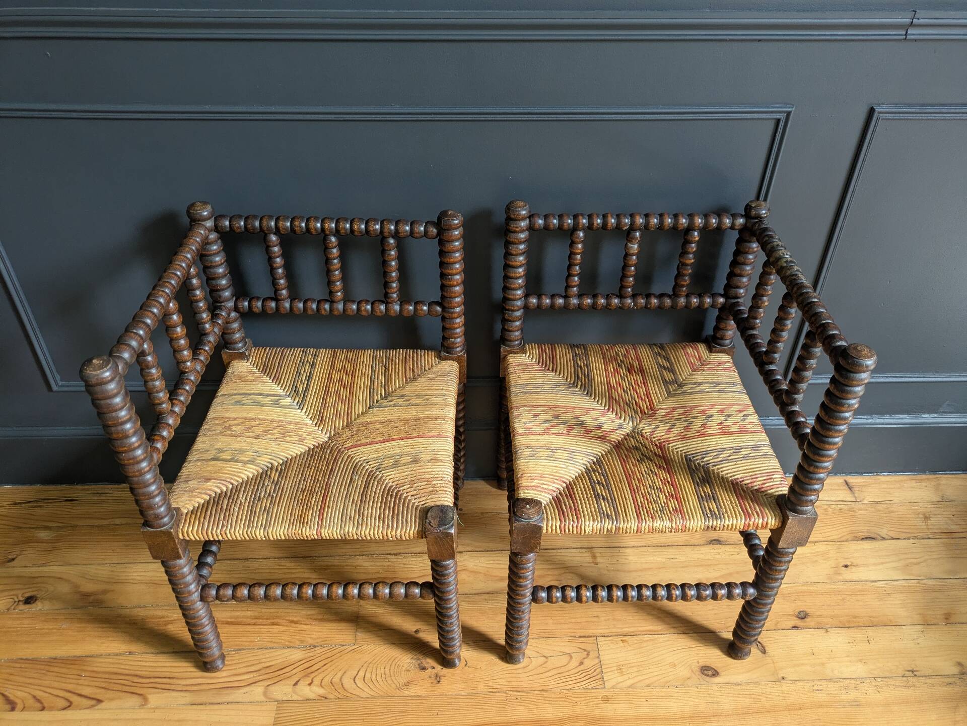 Paire de fauteuils anciens dits "Bobine"