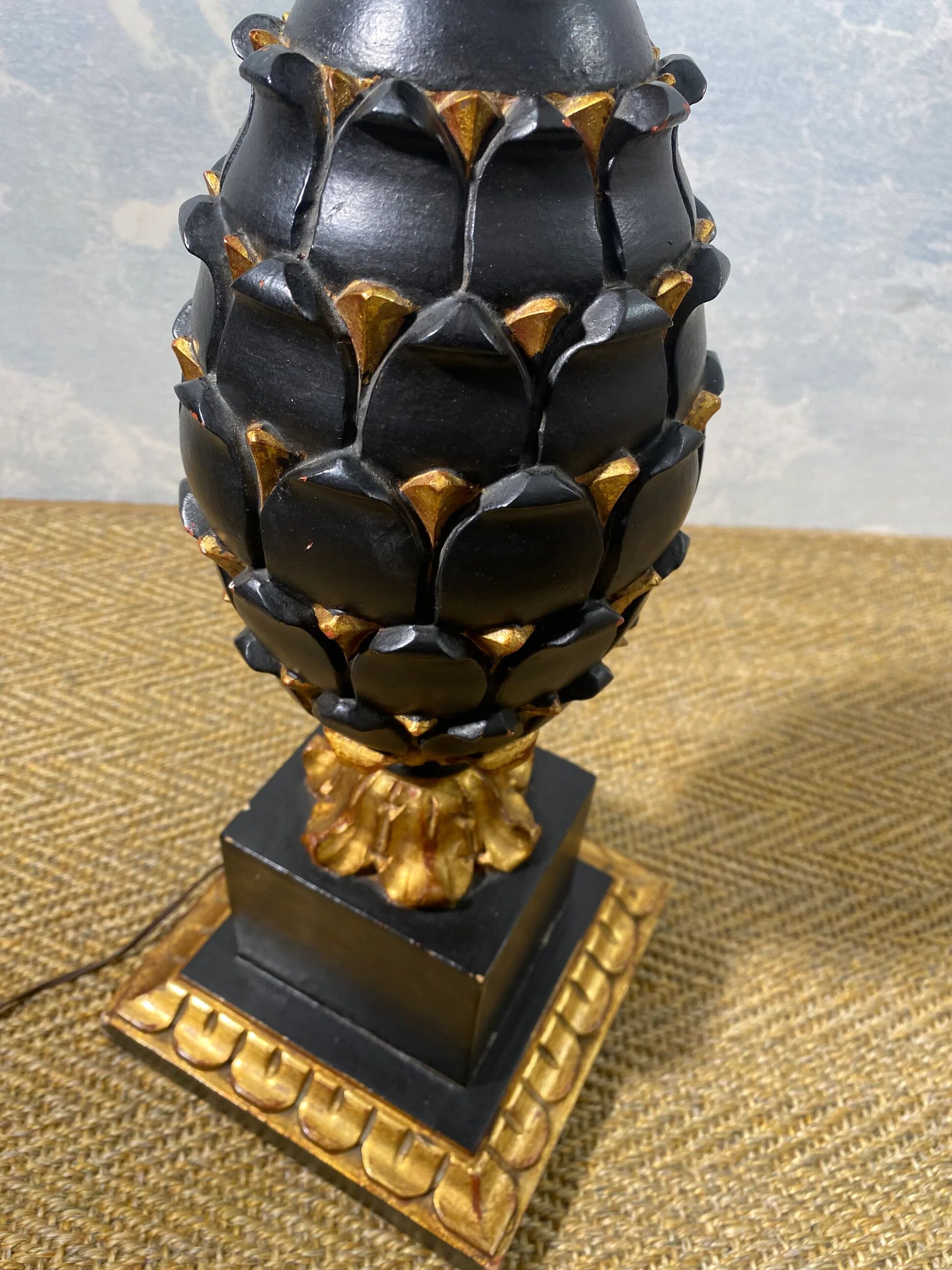 Grande lampe de table ananas en bois sculpté noir et or, France, début du XXe siècle