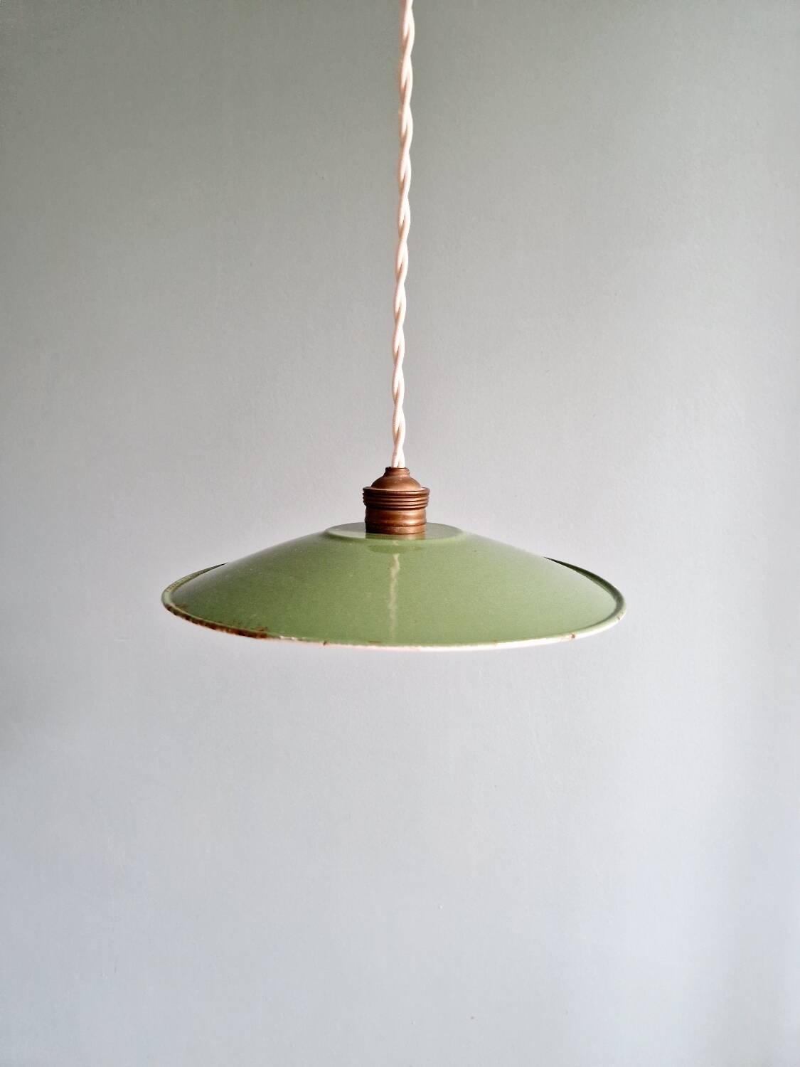 Industrial pendant light in green enamelled sheet metal, 1930s-40s