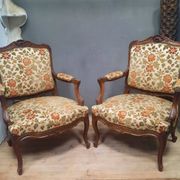 Paire de larges fauteuils style Louis XV