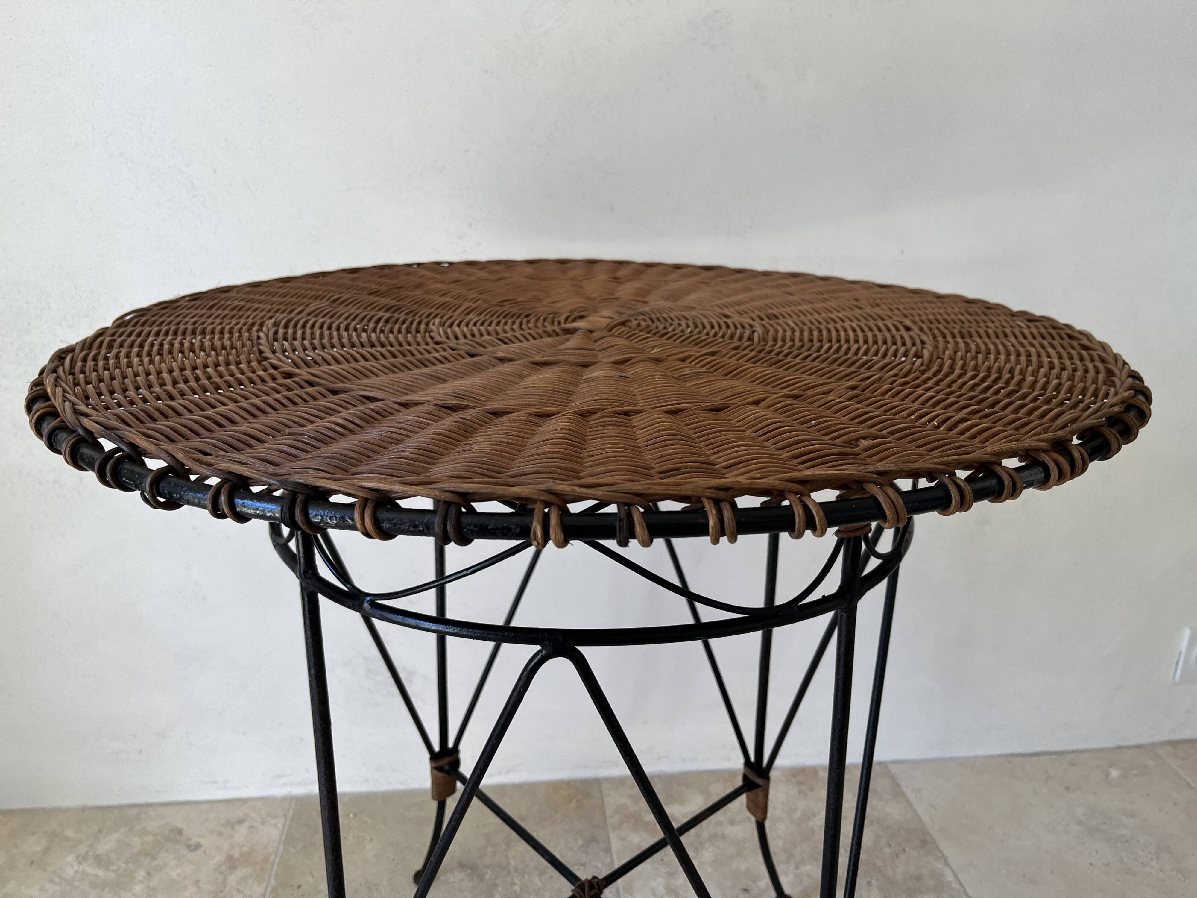 Vintage round table in woven rattan and black wrought iron – 1950s / 1960s