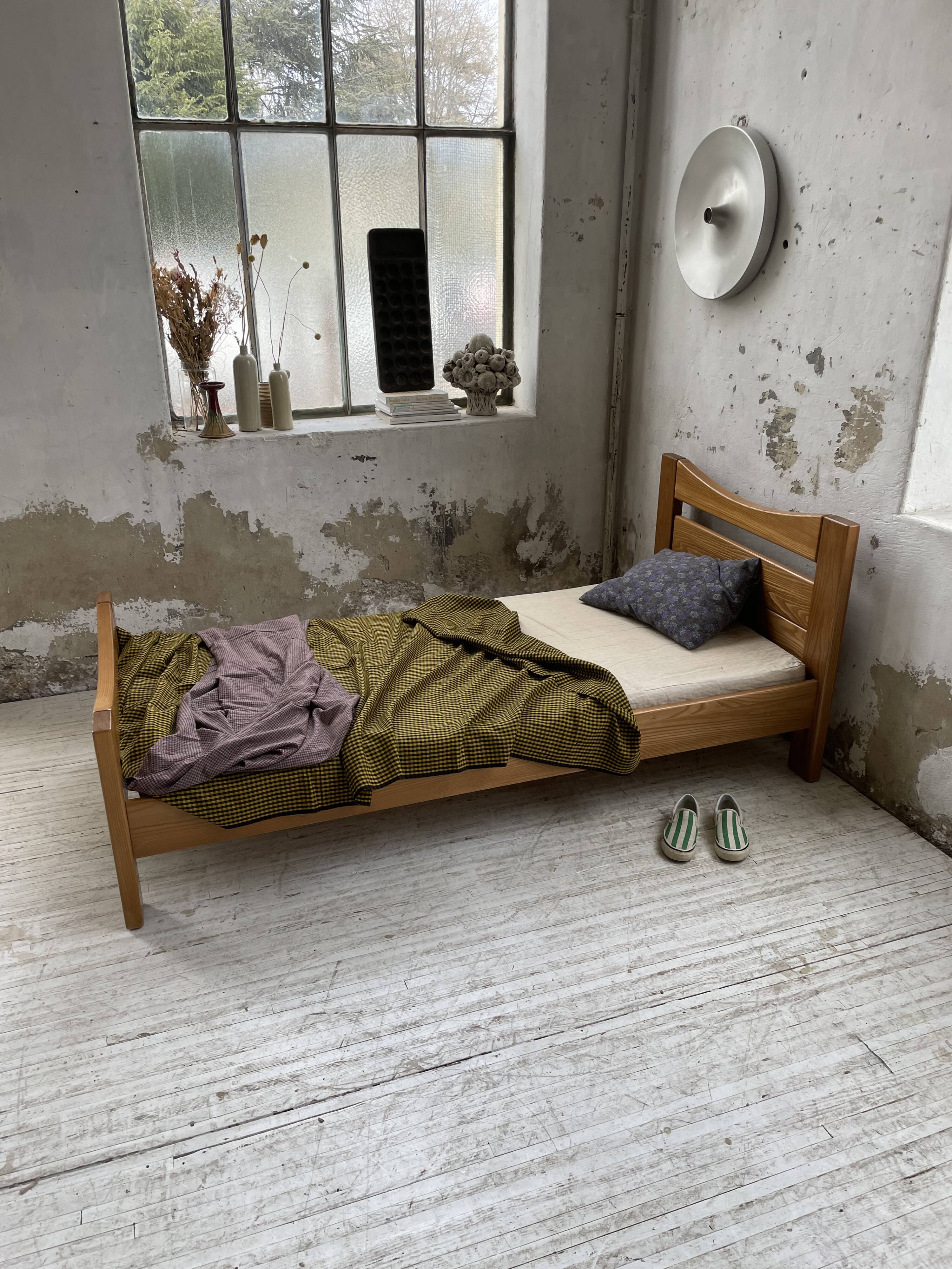 Maison Regain solid single bed