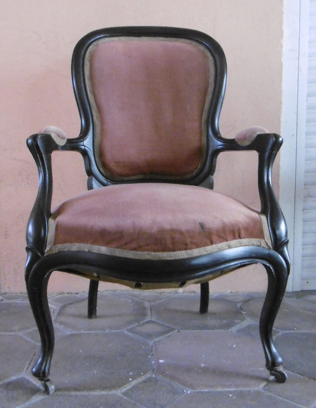 Fauteuil voltaire epoque Napoleon III en bois noirci tissu rouge saumon