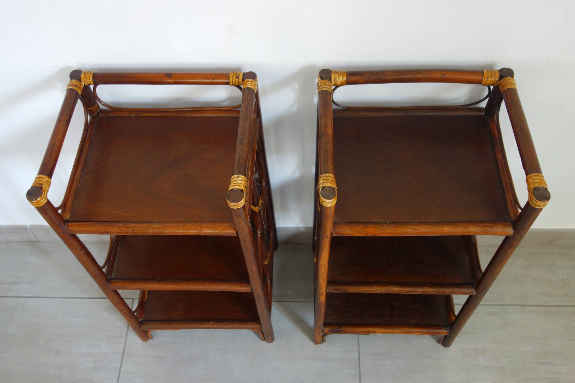 Lot 2 tables d’appoint / de chevet en rotin année 60