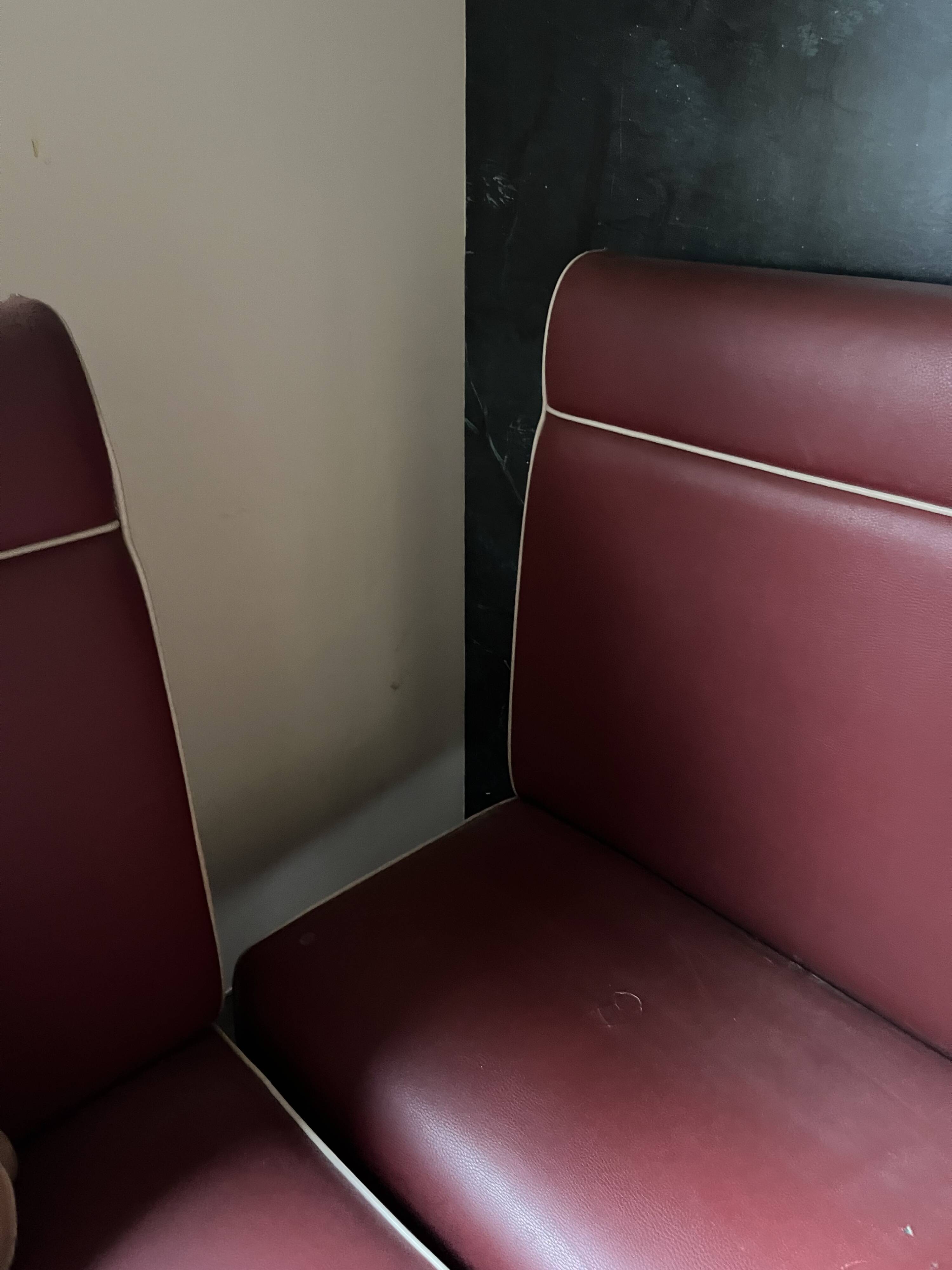 Restaurant-style bench in Bordeaux faux leather.