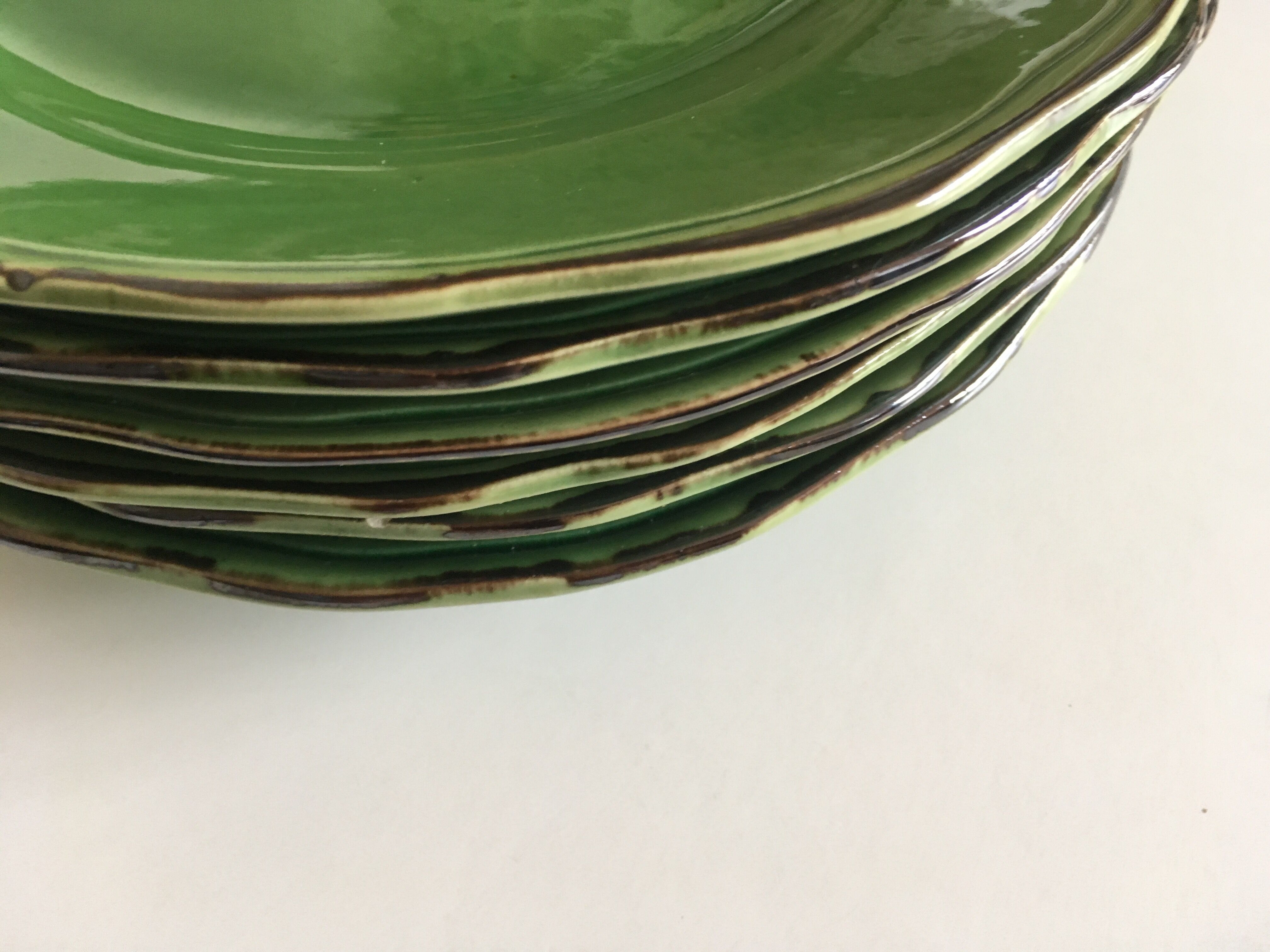 Set d'assiettes à godrons en terre émaillée vert Provence