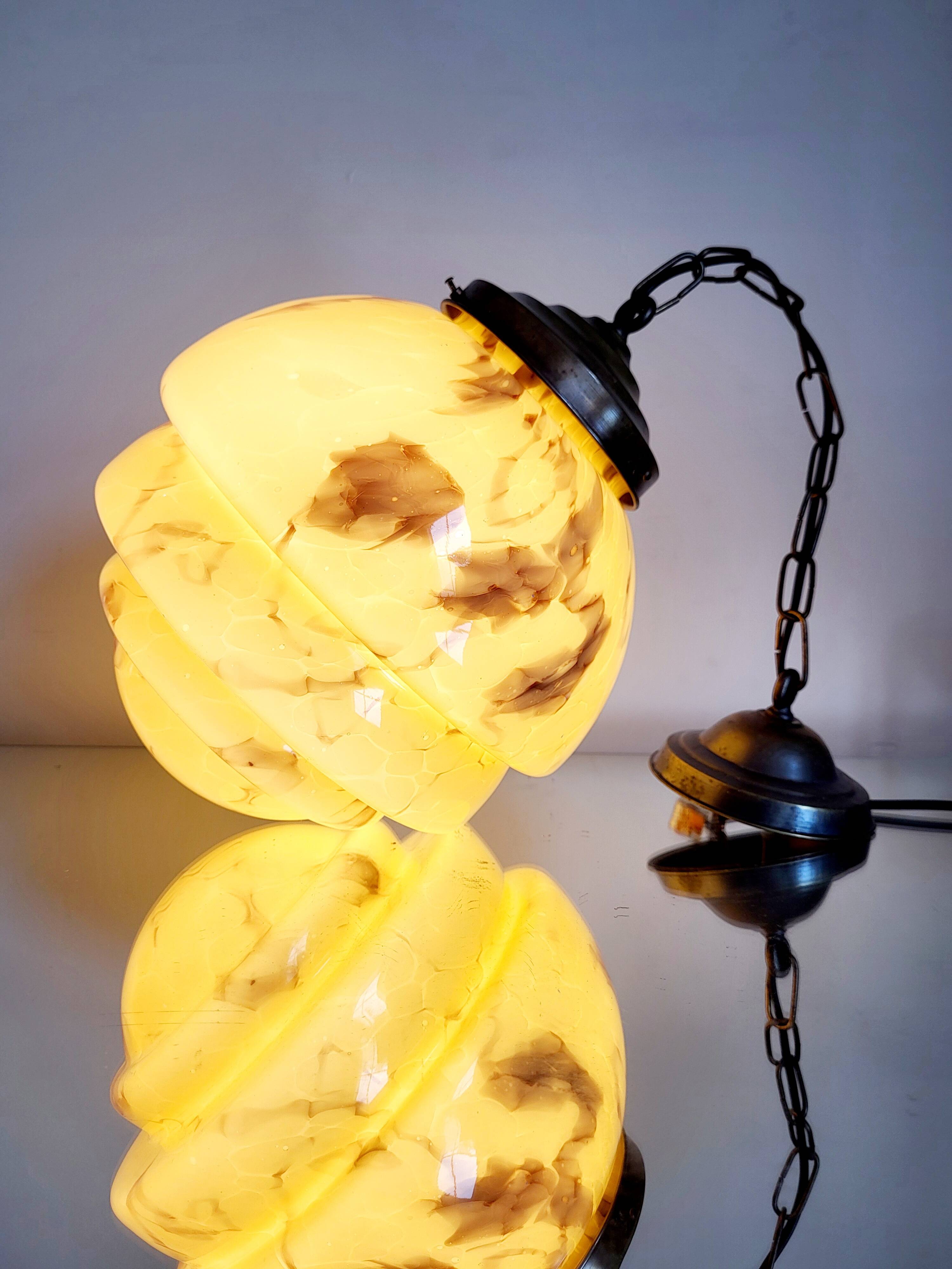 Lampe à suspension art déco en glaçure opaline, gemarmerd, messing, jaren 1930