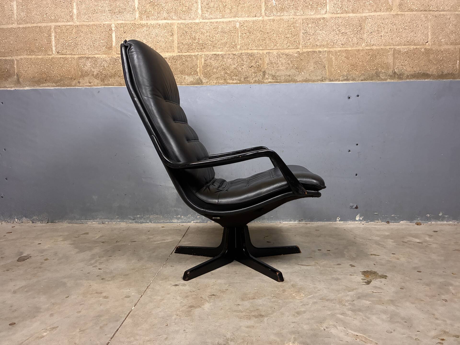 Danish Design Berg C90 Swivel armchair Leather