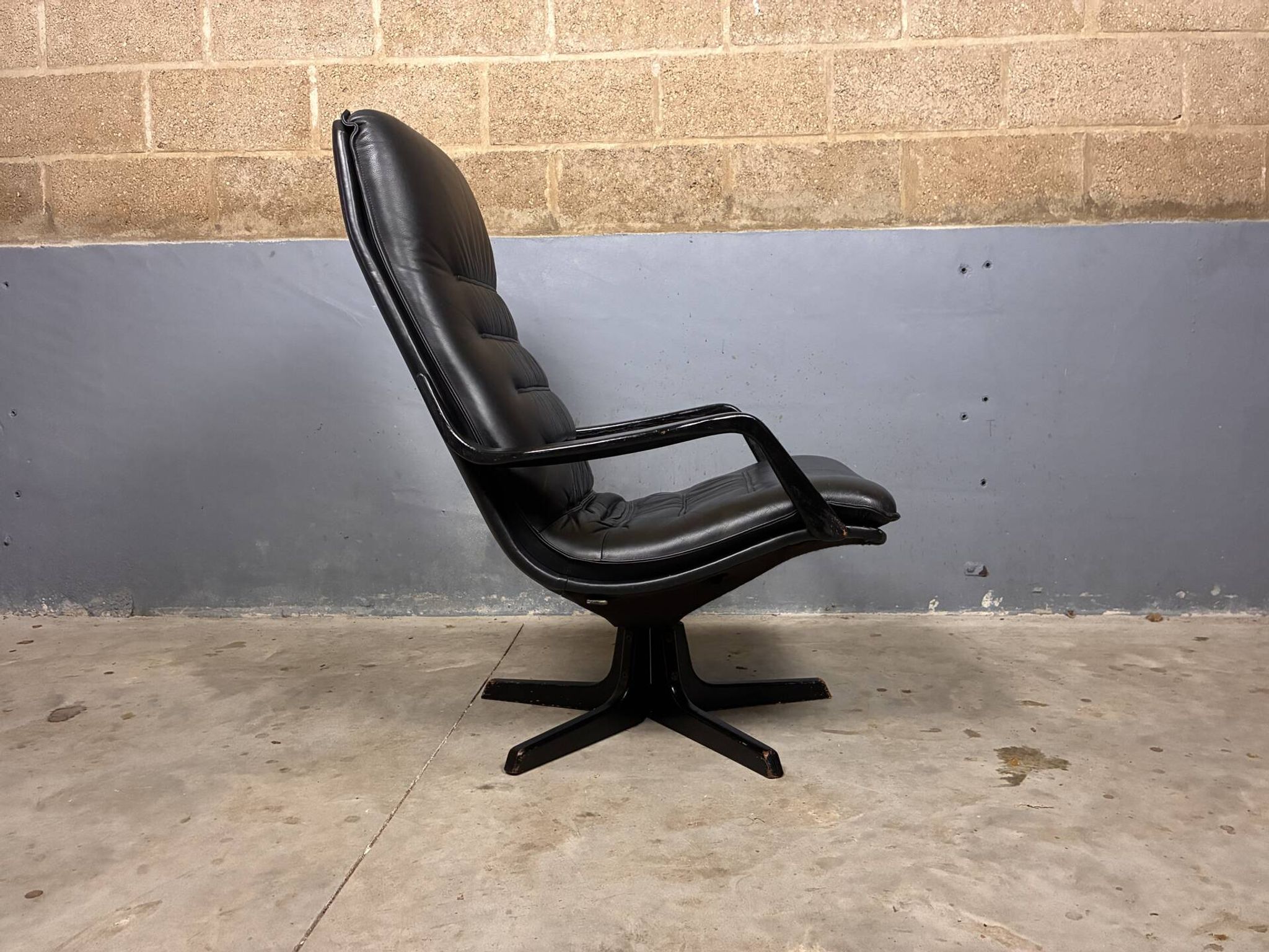 Fauteuil pivotant en cuir Danish Design Berg C90