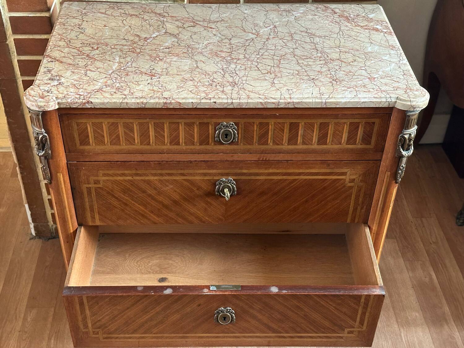 Louis XVI style chest of drawers, spinning top legs - transition style marquetry