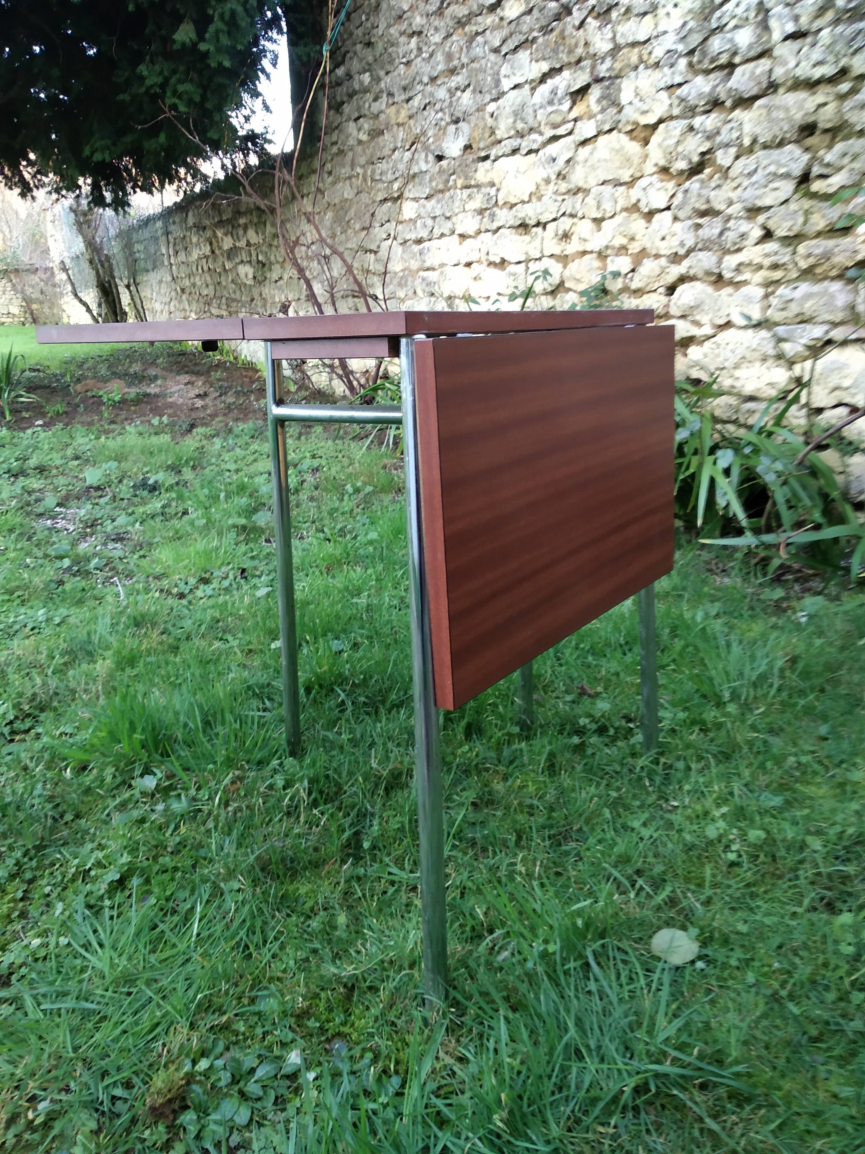 Foldable formica table
