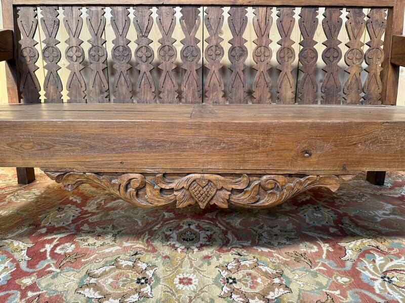 Grand banc de jardin Indonésien en noix sculpté