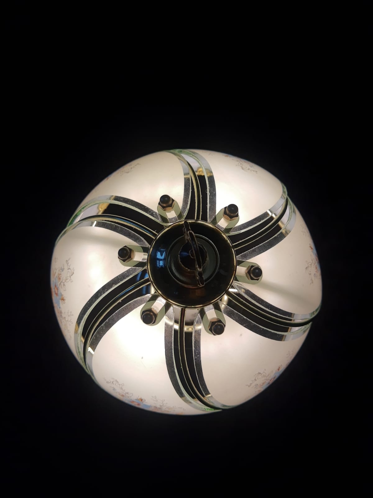 Tiffany style table lamp vintage floral motifs