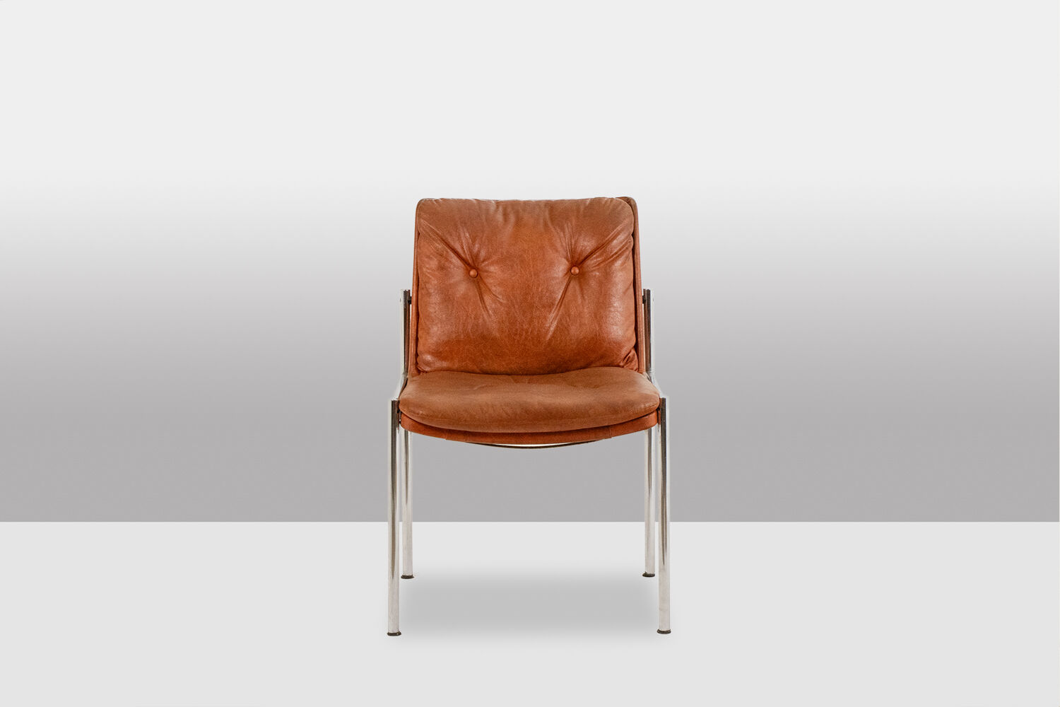 Série de 6 chaises en cuir et métal chromé, années 1970