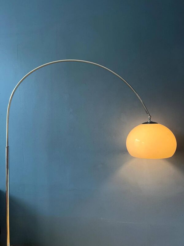 Lampadaire vintage Guzzini Space Age en forme d'arc avec abat-jour champignon blanc et base en marbre