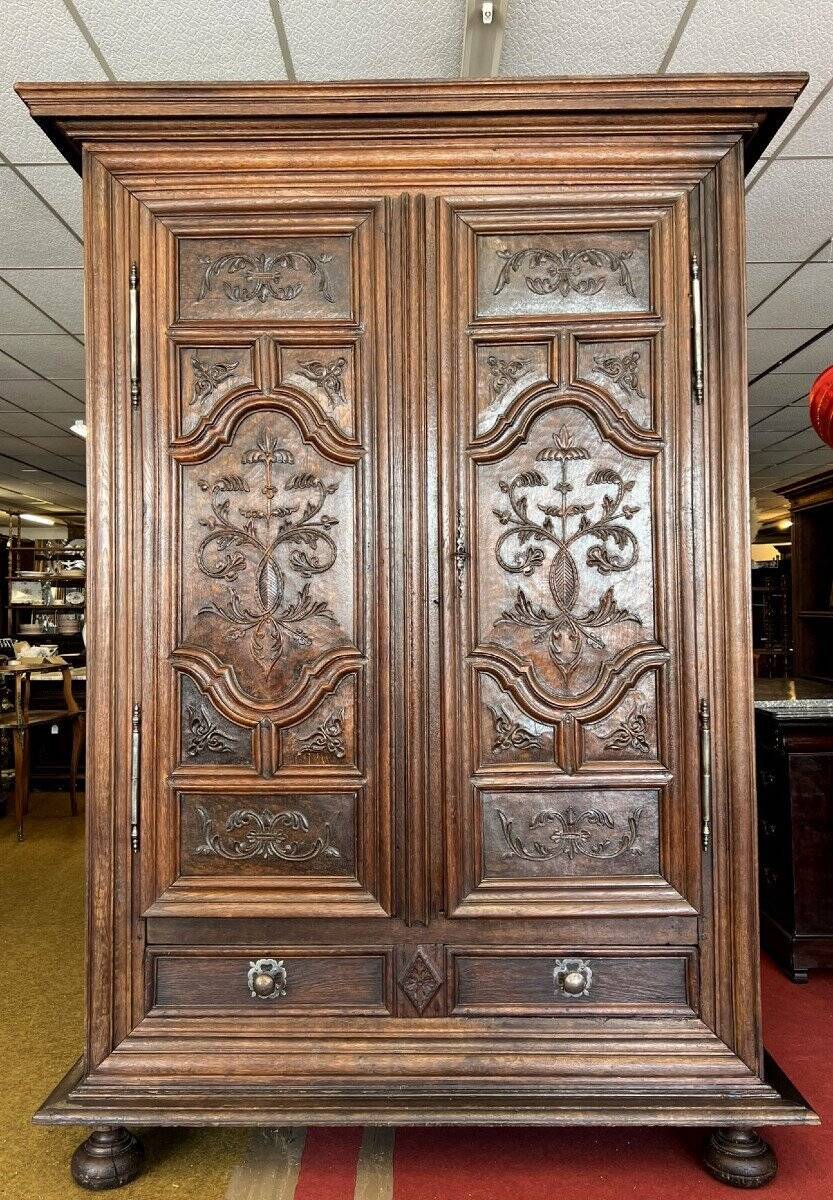 Armoire époque Louis XIII En Chêne Sculpté