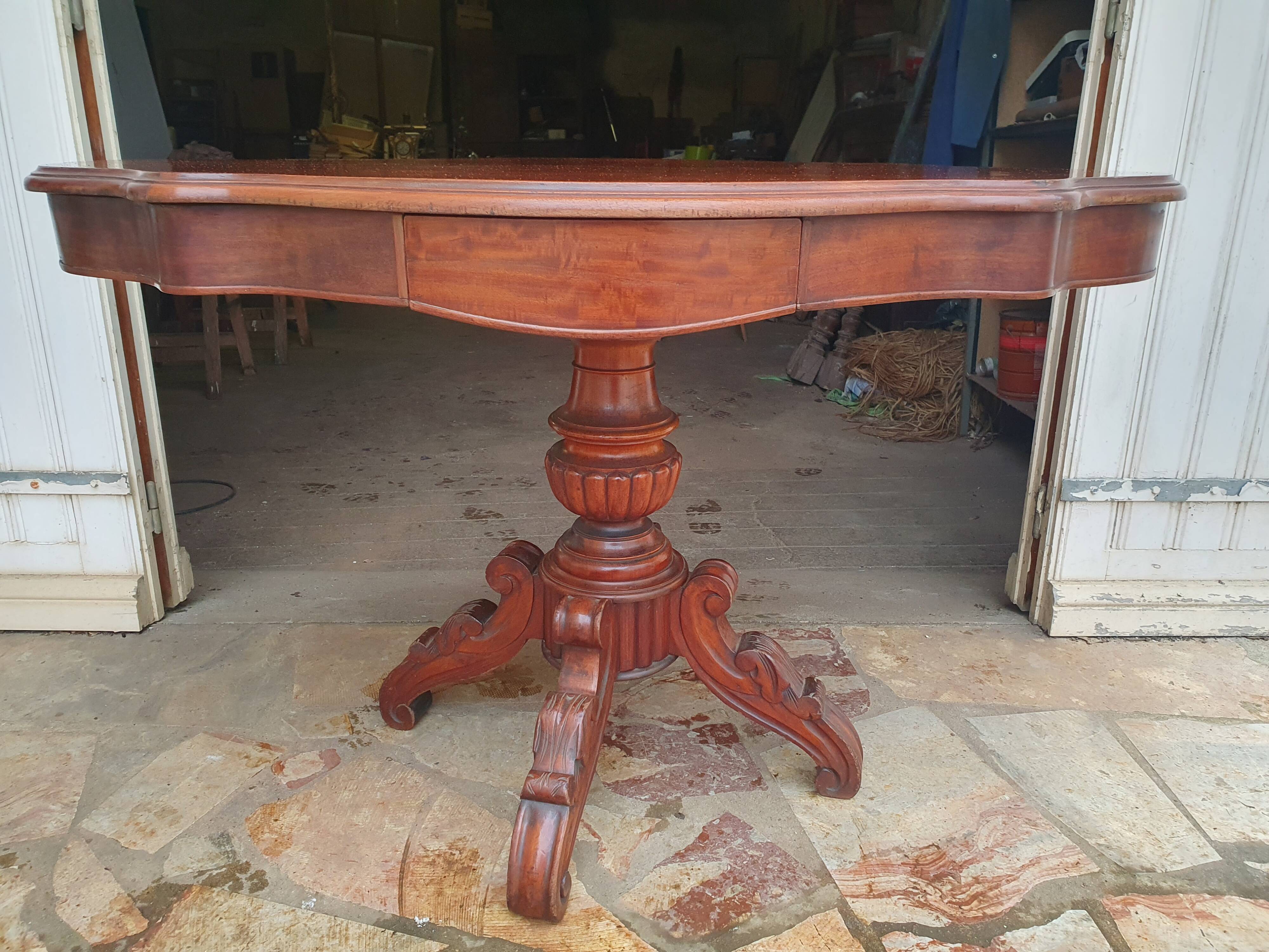Mahogany violin pedestal table, 19th century