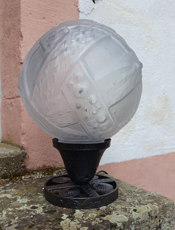 Lampe boule Art Deco Verre moulé pressé Signé Muller