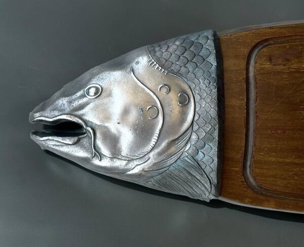 Grande planche à poisson en bois et métal argenté, 90 cm